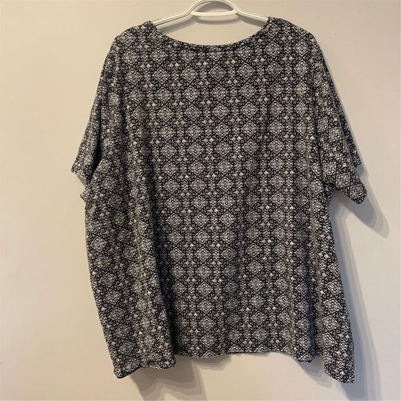 Catherines Women's Plus Size 26 Geometric V-Neck Short Sleeve Top - Picture 5 of 6